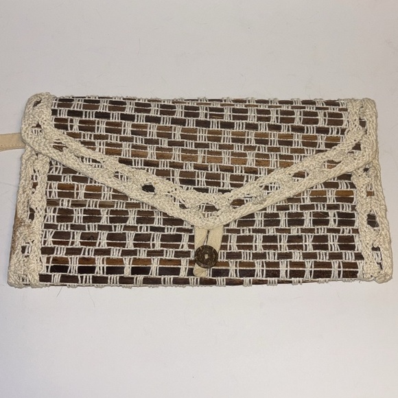 Source Unknown Handbags - Handcrafted Woven Clutch in Cream and Brown Wood like Weave Design
Delicate ❤️